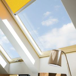Superenergoefektīvi jumta logi ar eņģēm vērtnes vidū