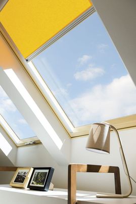 Superenergoefektīvi jumta logi ar eņģēm vērtnes vidū
