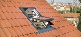 Energoefektīvi jumta logi ar eņģēm vērtnes vidū