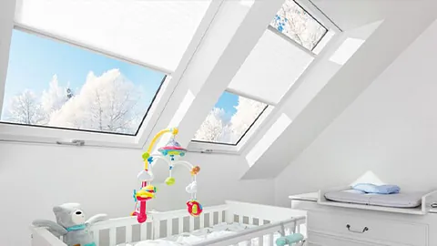 Superenergoefektīvi jumta logi ar eņģēm vērtnes vidū